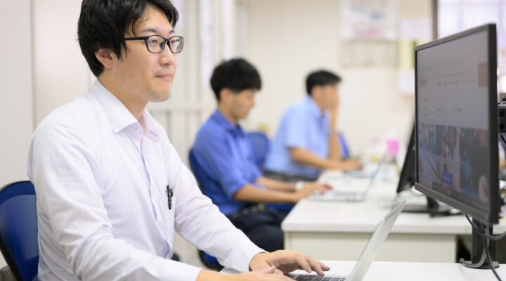 「ゼロから学び、提案力を磨く日々」